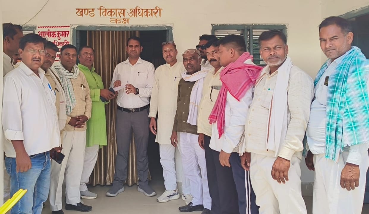 Pradhans raised the demand for extension of tenure, submitted memorandum