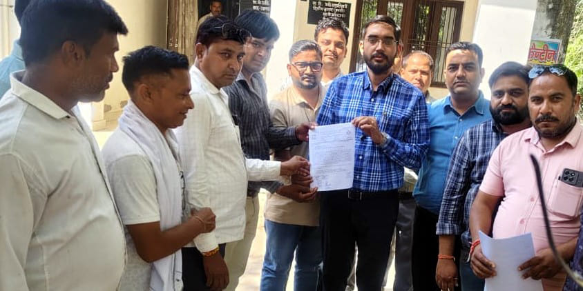 Lekhpal gets angry over the entire responsibility of farmer registry in Bah