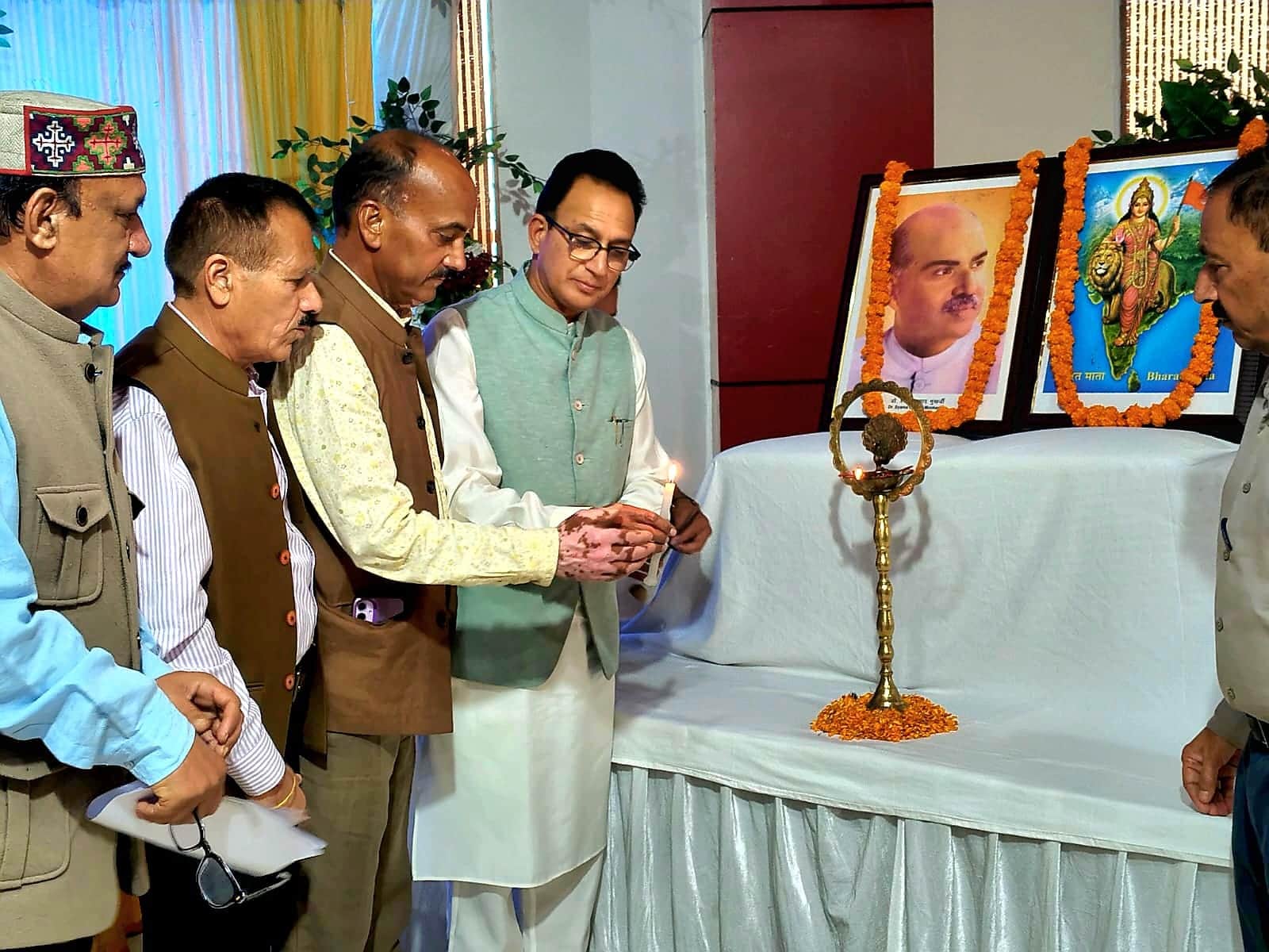 भारतीय जनता पार्टी जिला हमीरपुर के बुद्धिजीवी प्रकोष्ठ की प्रथम संगठनात्मक बैठक की दीप प्रज्जवल