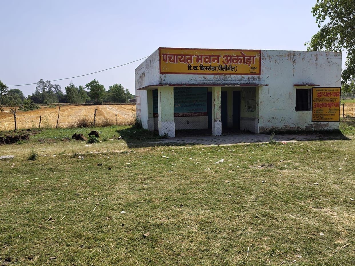 Lakhs of rupees spent...lock hanging on the Panchayat Bhawan of the villagesLakhs of rupees spent...lock hanging on the Panchayat Bhawan of the villages