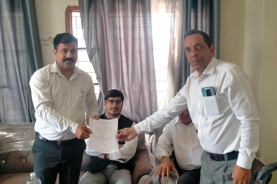 बार एसोसिएशन भोरंज के नए अध्यक्ष अधिवक्ता बलदेव जसवाल को नियुक्ति पत्र सौंपते चुनाव आयुक्त  एडव