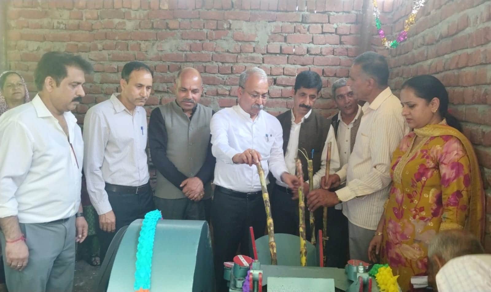 ब्राहलड़ी में गन्ने की पेराई मशीन का लोकापर्ण करते सुनील बिट्टू। स्रोत : जनसंपर्क विभाग