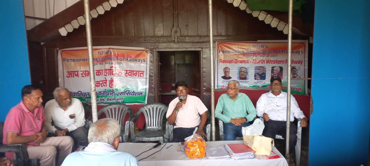 Retired railway employees discussed the Pay Commission
