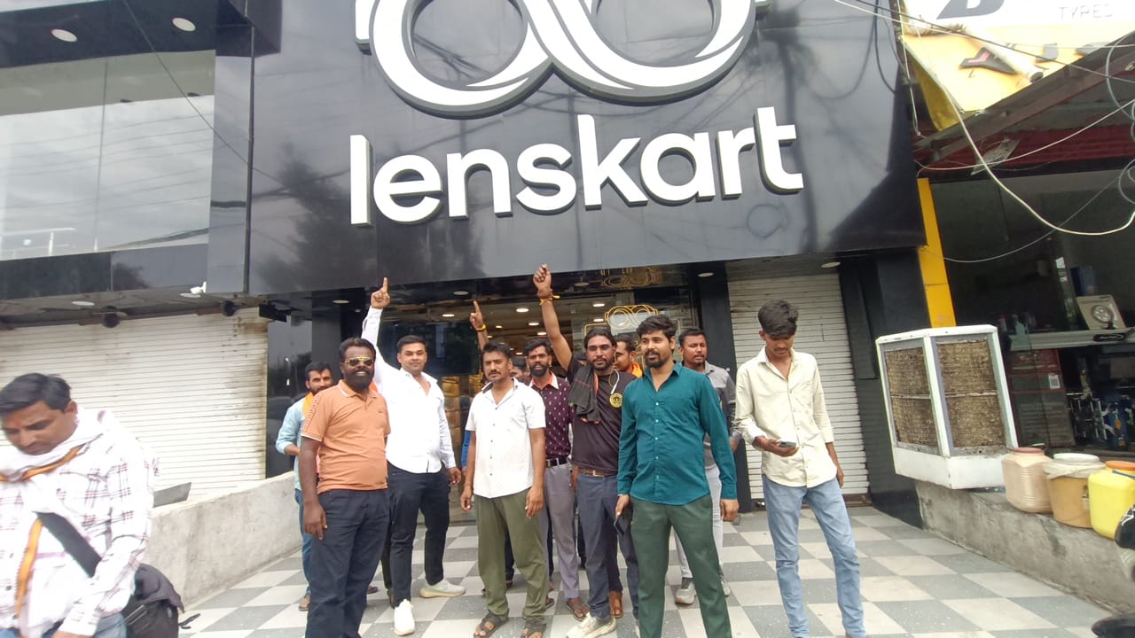 देवास के एबी रोड पर चश्मा शोरूम के बाहर प्रदर्शन