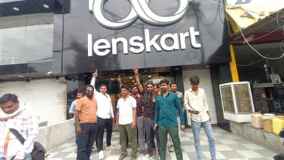 Bajrang Dal workers protested against the ban on vaccination and kalwa in showrooms.