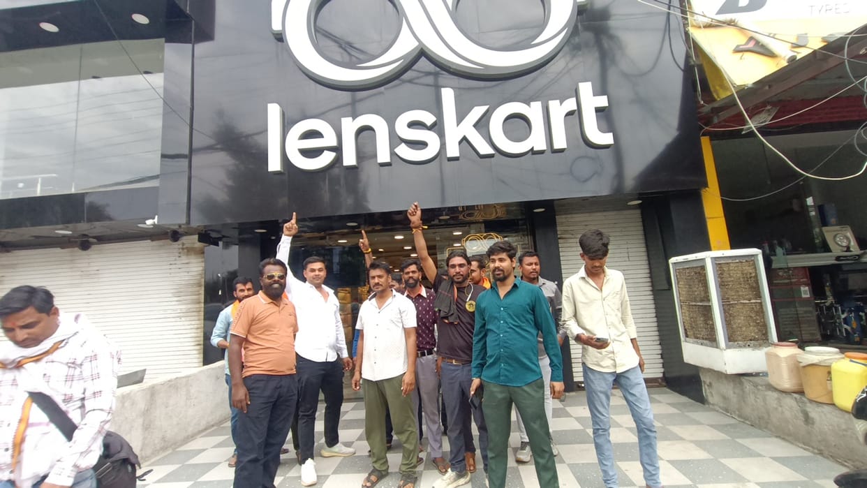 Bajrang Dal workers protested against the ban on vaccination and kalwa in showrooms.