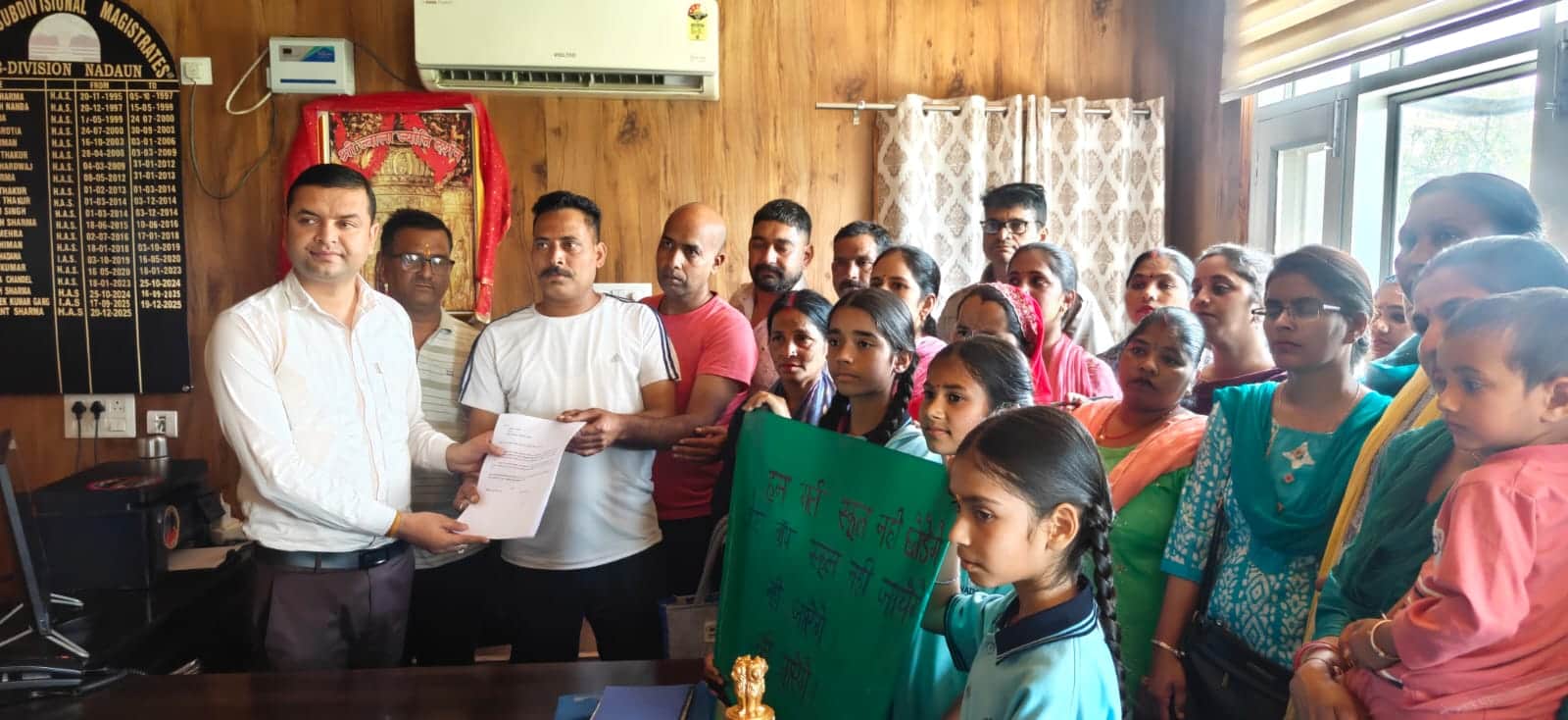 एसडीएम  नादौन निशांत शर्मा को ज्ञापन सौंपते अभिभावक। संवाद