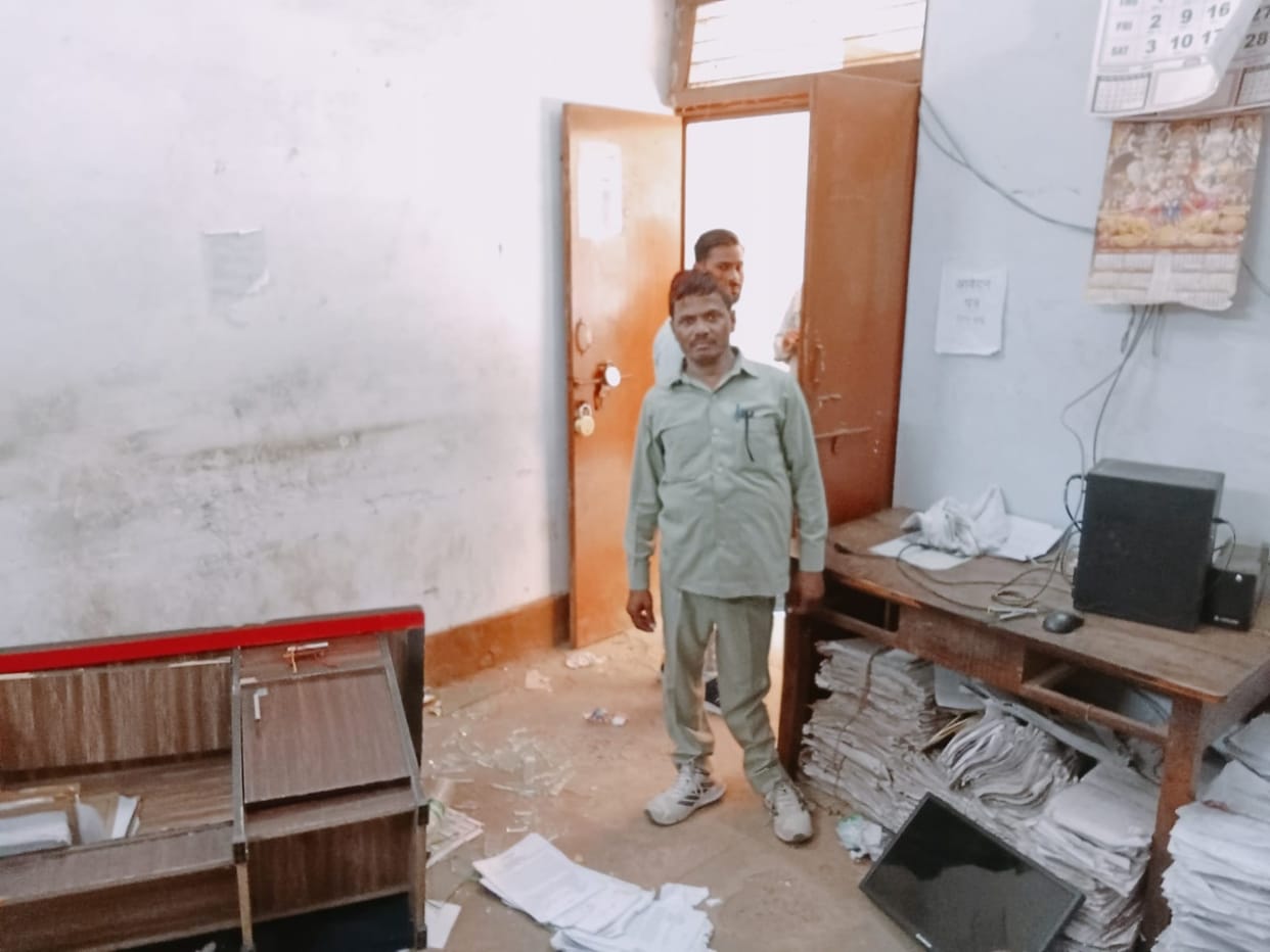 Alleging misbehavior, lawyers staged a sit-in at the SP office and vandalized the SDM court.