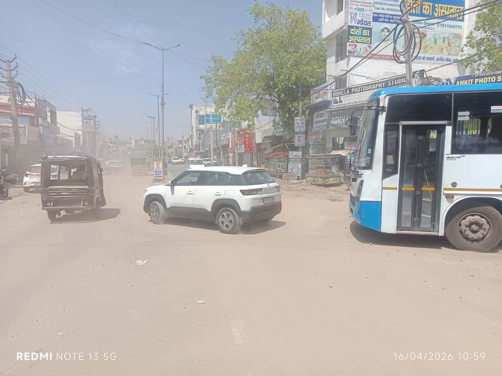 फोटो 04 महम के क्रांति चौक पर वाहनों के साथ उड़ती धूल का दृश्य । संवाद