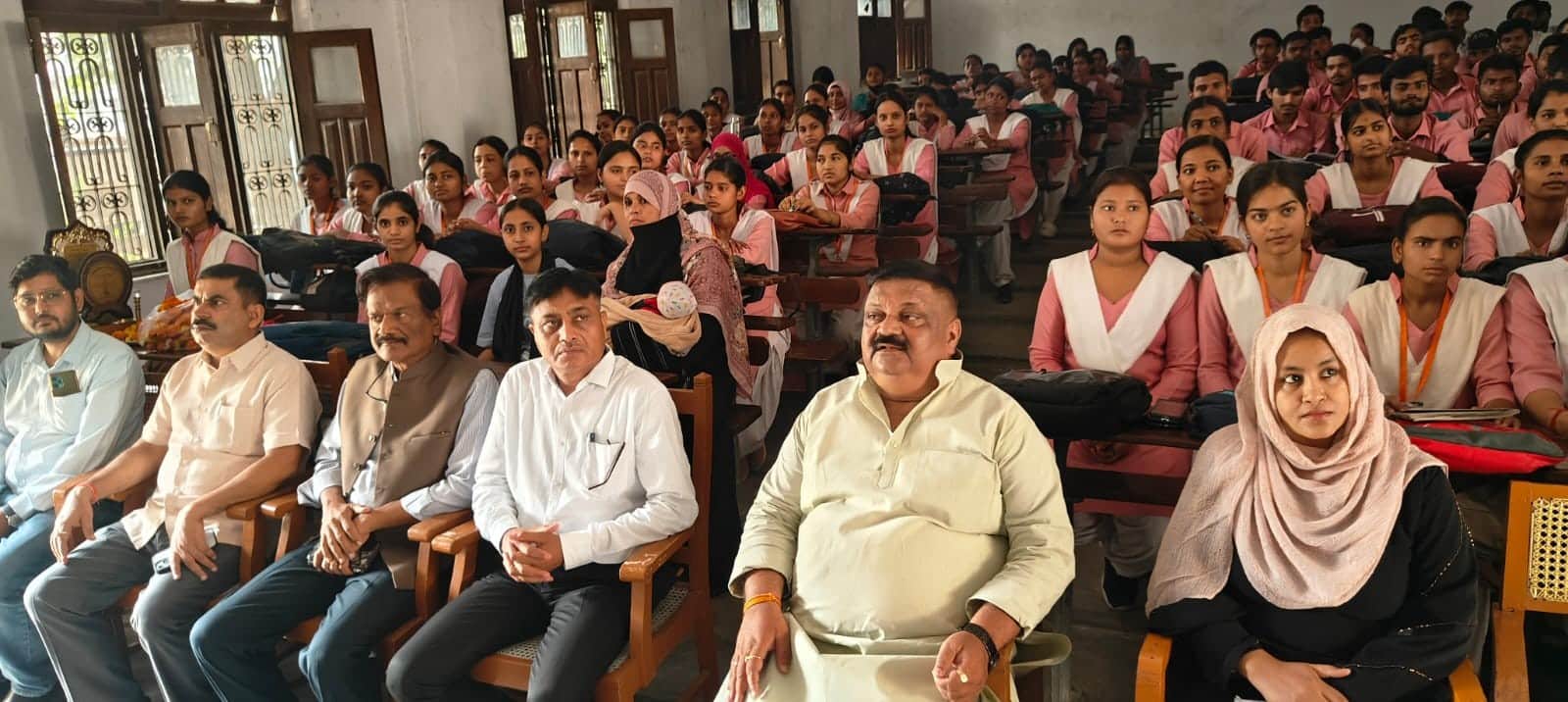 फोटो-10-बलरामपुर के एमएलके पीजी कॉलेज में आयोजित कार्यशाला में मौजूद लोग ।-स्रोत: महाविद्यालय