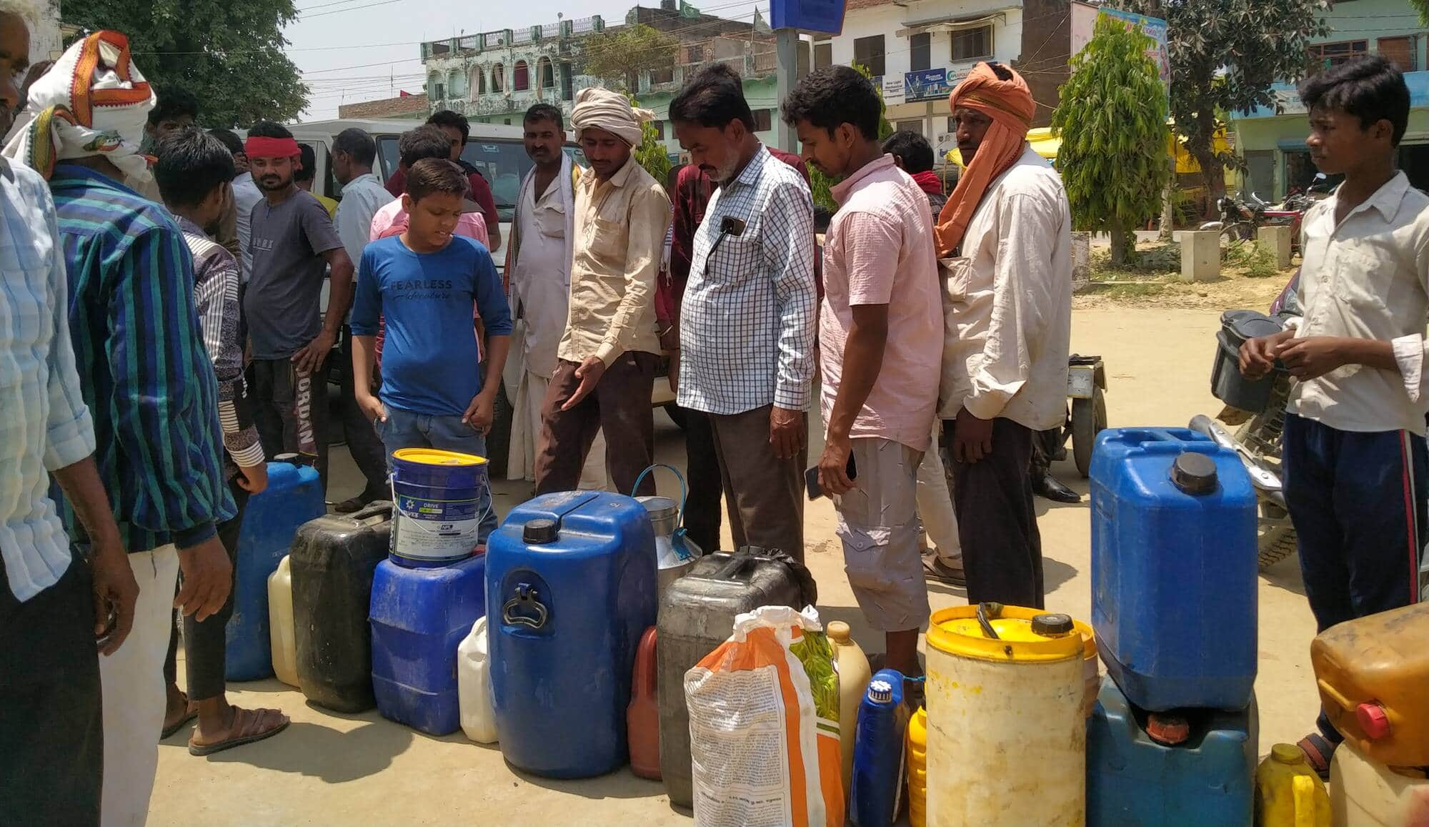 फोटो-12-बलरामपुर के गोंडा रोड पर स्थित पेट्रोल पंप पर डीजल लेने के लिए लगी उपभोक्ताओं की लाइन 