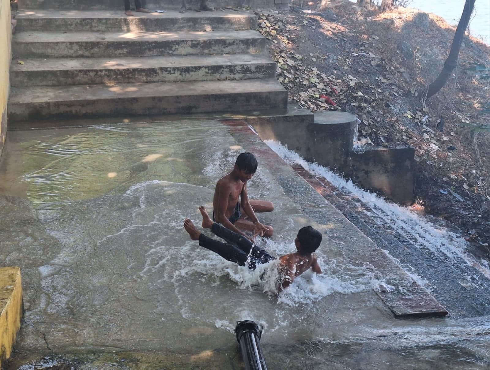 फोटो 18 एचएएमपी 29- देवगांव के कामाख्या धाम में पानी पर अठखेलियां करते किशोर। संवाद