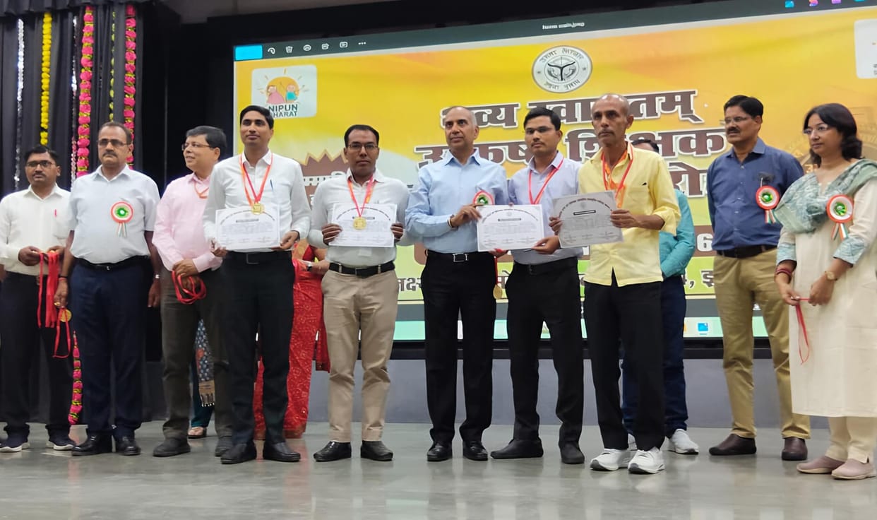 Five teachers honored for their outstanding contribution in scholarship examination