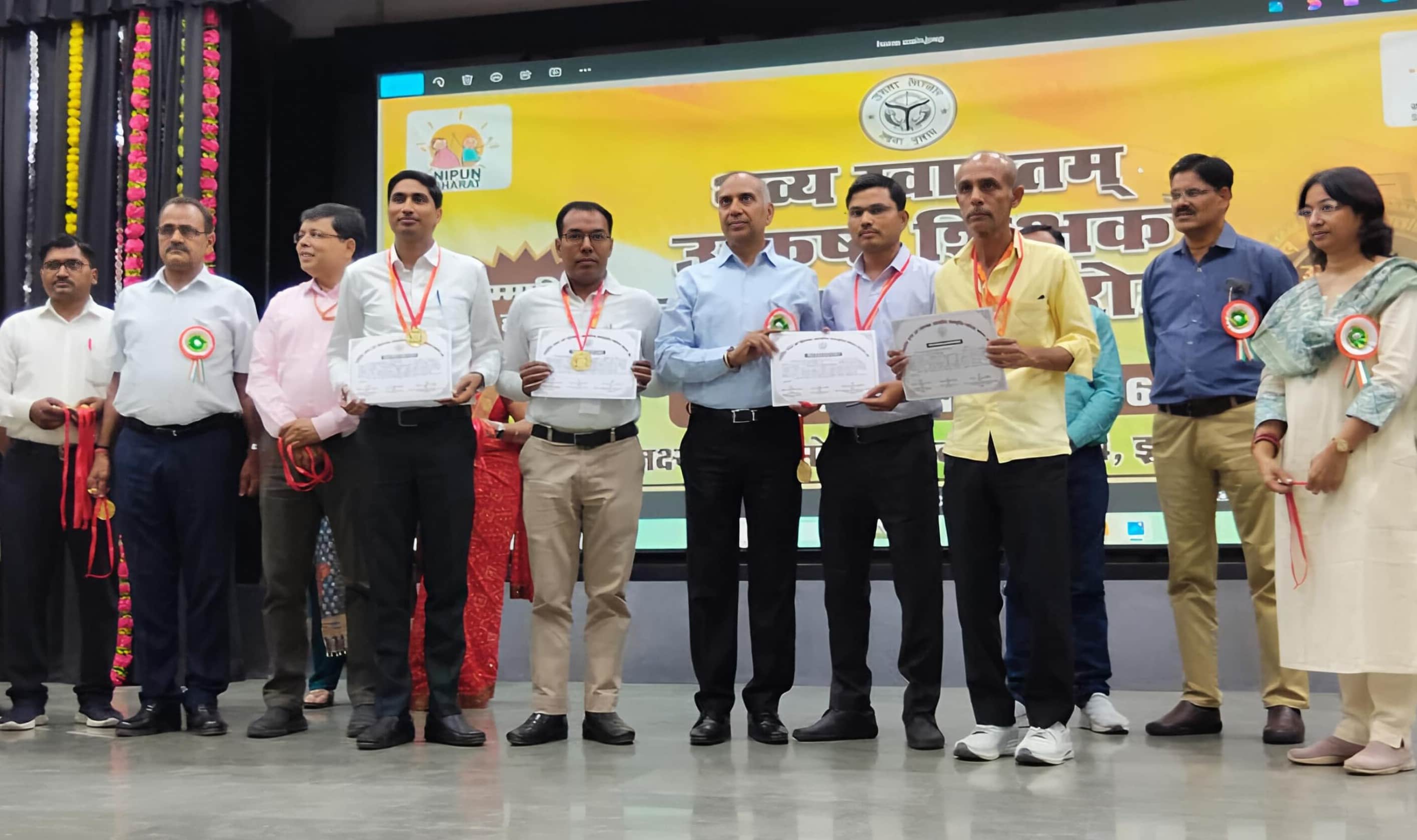 फोटो-24-लखनऊ में शिक्षकों को किया गया सम्मानित ।-स्रोत : विभाग