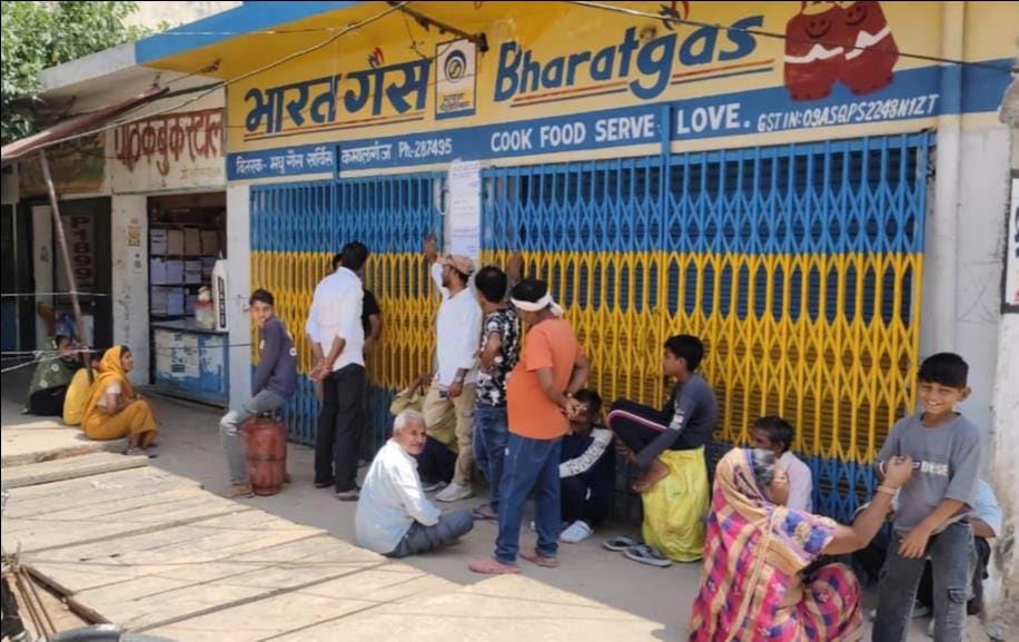 Gas agency closed, customers are not getting cylinders