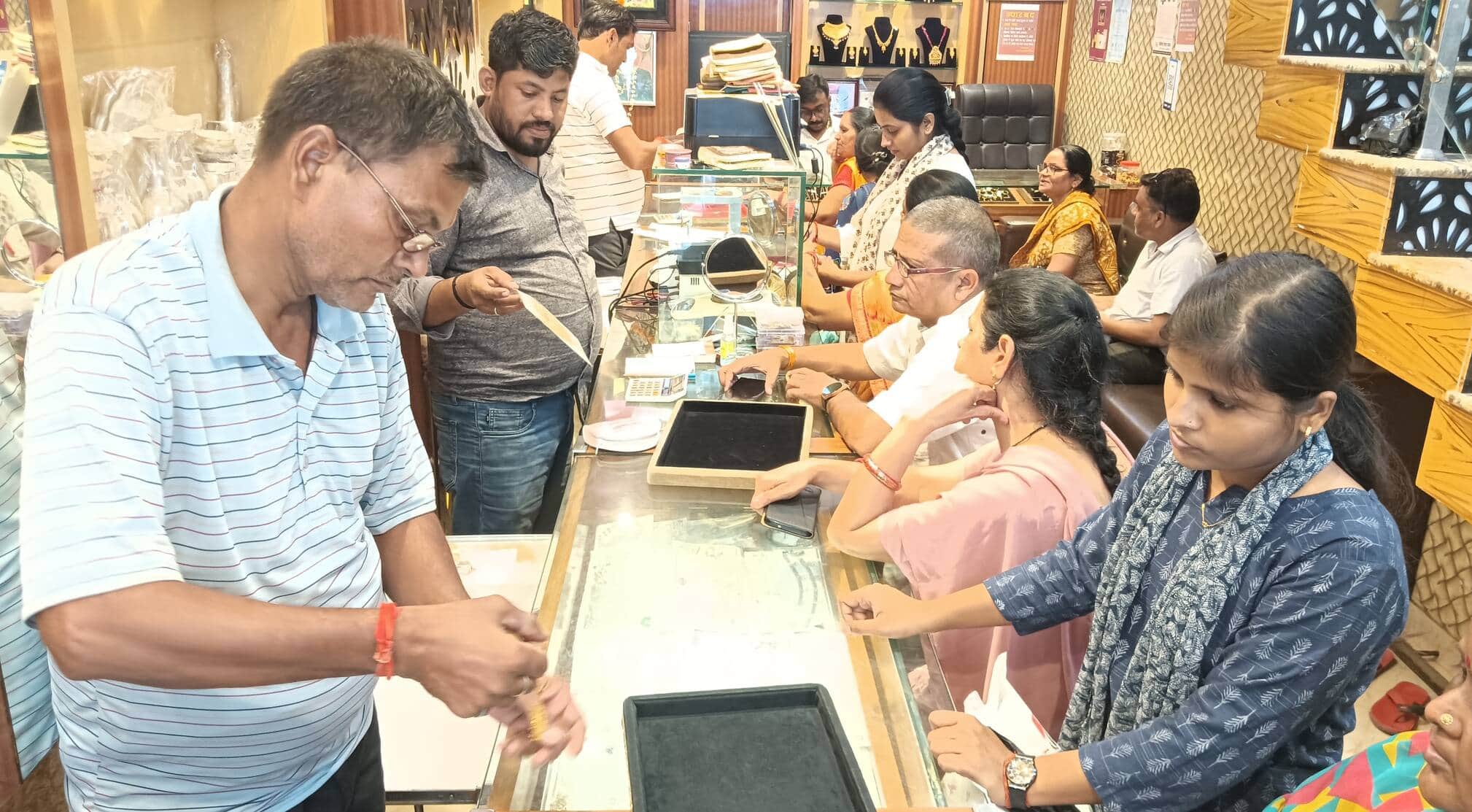 फोटो-31-बलरामपुर के चौक बाजार में गहनों की खरीदारी करती महिलाएं व युवतियां ।-संवाद