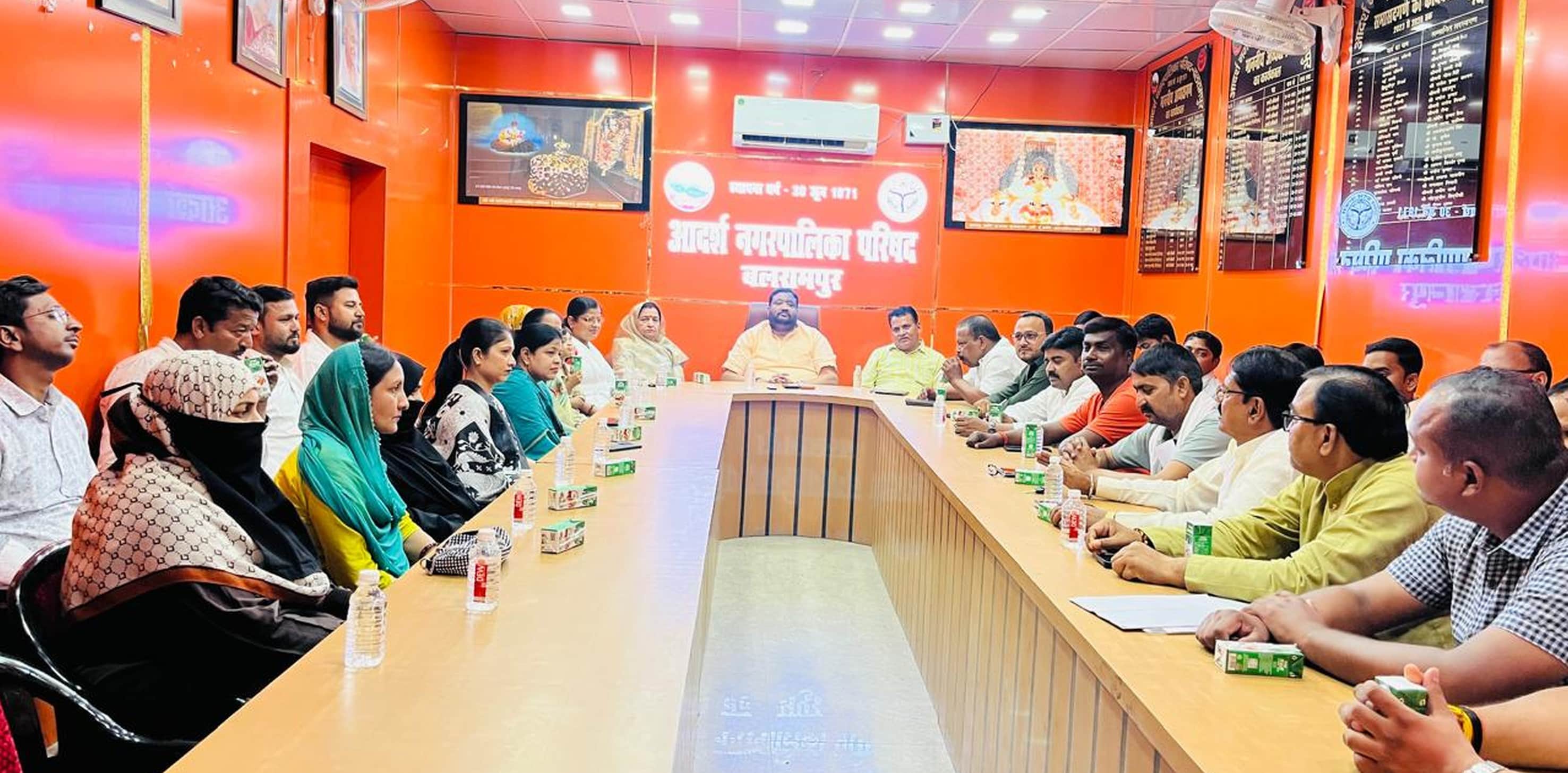 फोटो-32-बलरामपुर के नगर पालिका सभागार में आयोजित बैठक में मौजूद लोग ।-स्रोत : विभाग