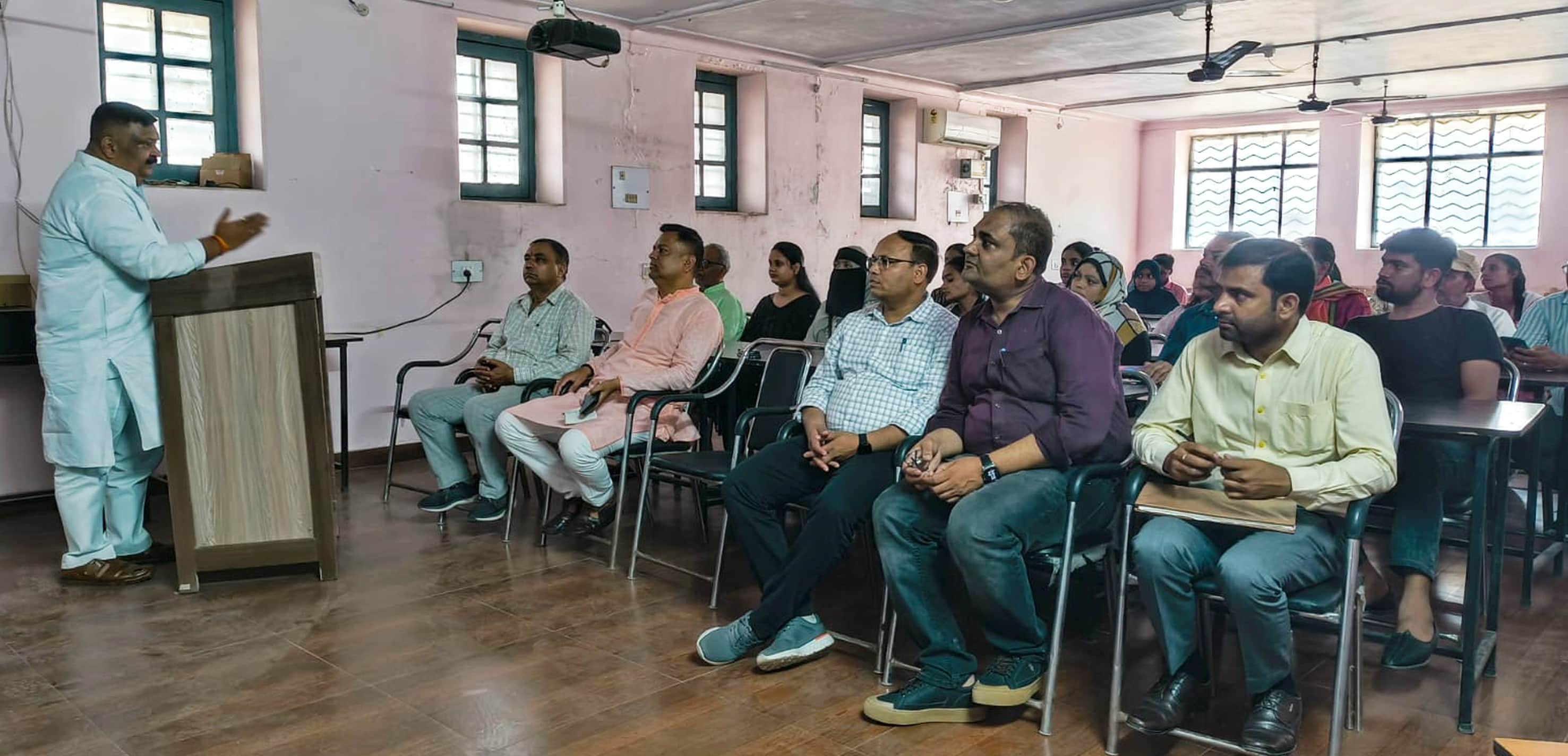 फोटो-7-बलरामपुर के एमएलके पीजी कॉलेज में बैठक को संबोधित करते विभागाध्यक्ष डॉ. राजीव रंजन ।-स्