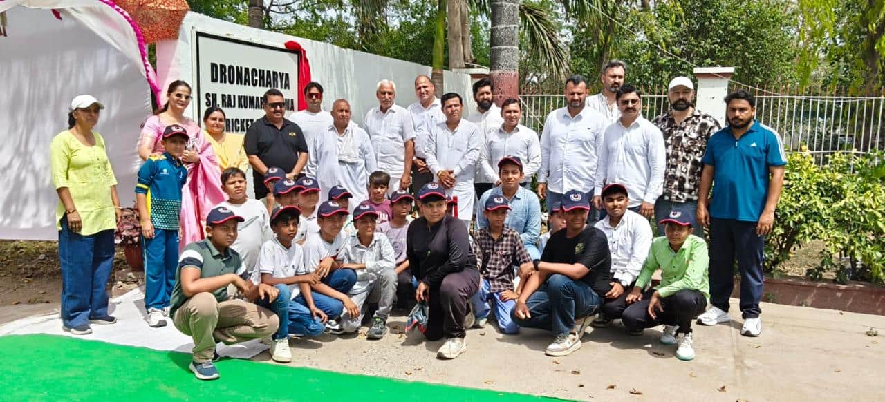 फोटो स्कूल में सम्मानित करते हुए