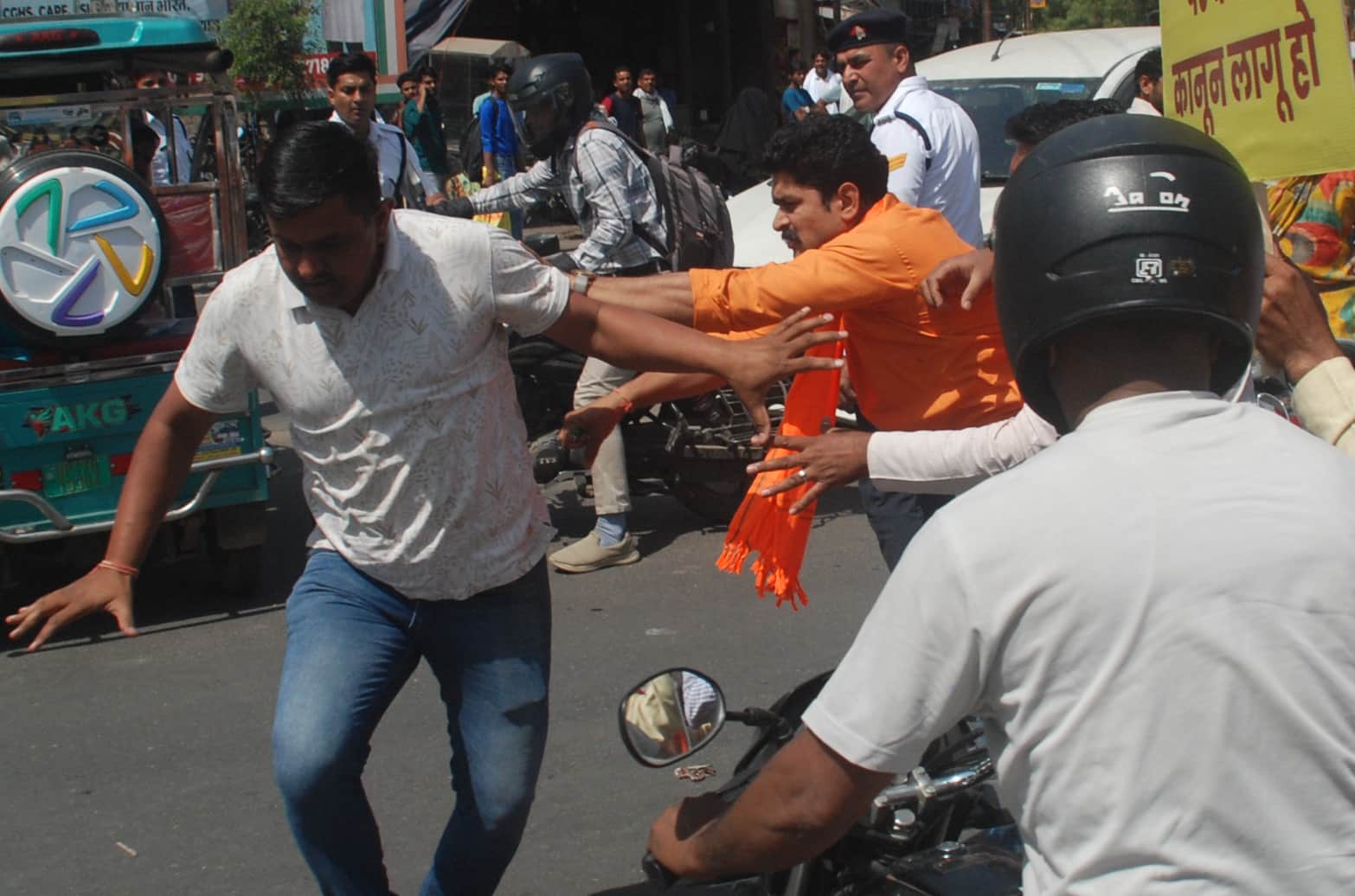 फोटो स्टारपरफॉमर्र के लिए : पुलिसकर्मी को दौड़ाकर पीटा, कपड़े फाड़े:  (सीन दो) बागपत  के राष्ट्