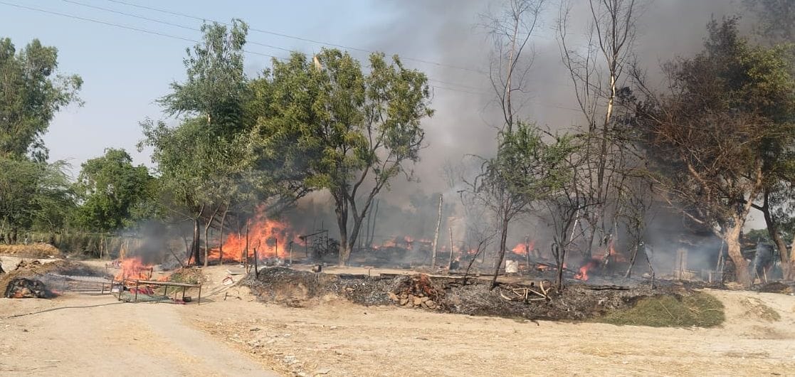 A massive fire broke out in Nawabganj Nagariya, burning five huts.