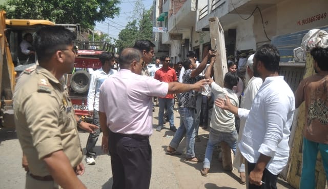 Municipal Team Arriving to Remove Encroachments Met with Resistance; Uproar Ensues