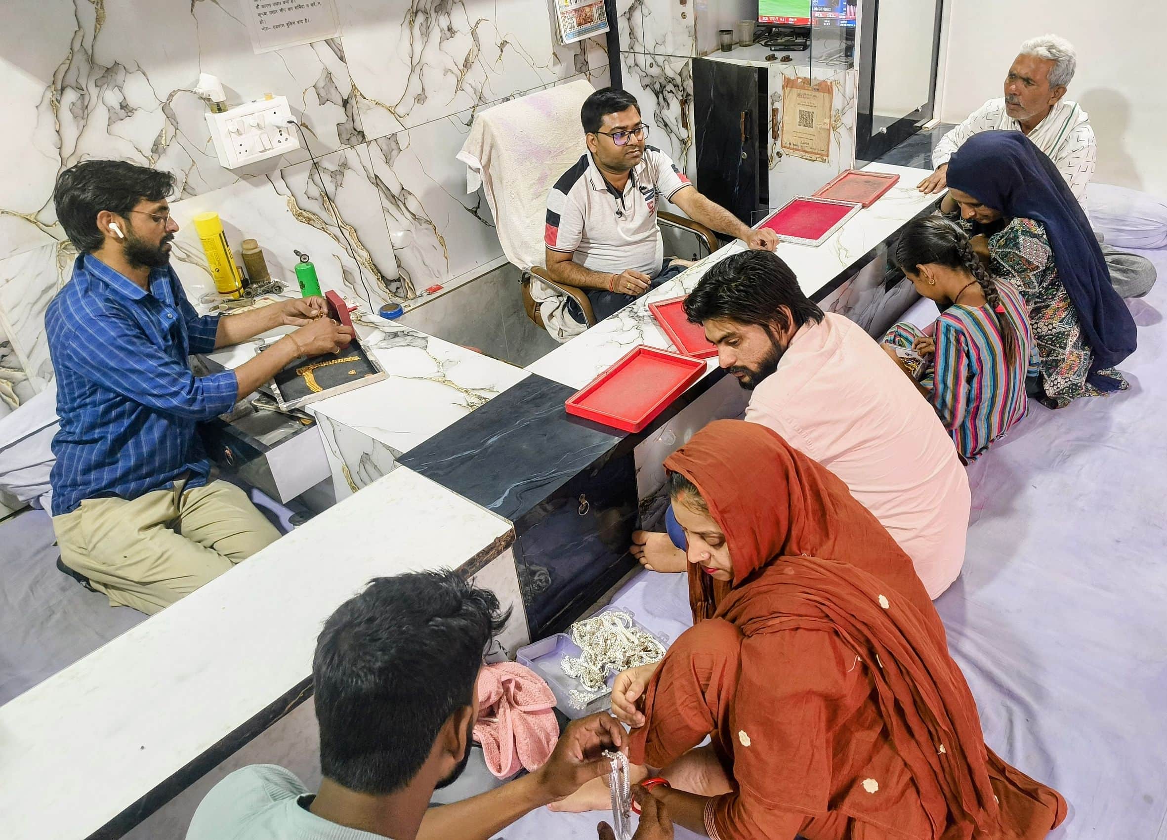 . गौरीगंज बाजार में सराफा दुकान पर खरीदारी करते लोग। -संवाद