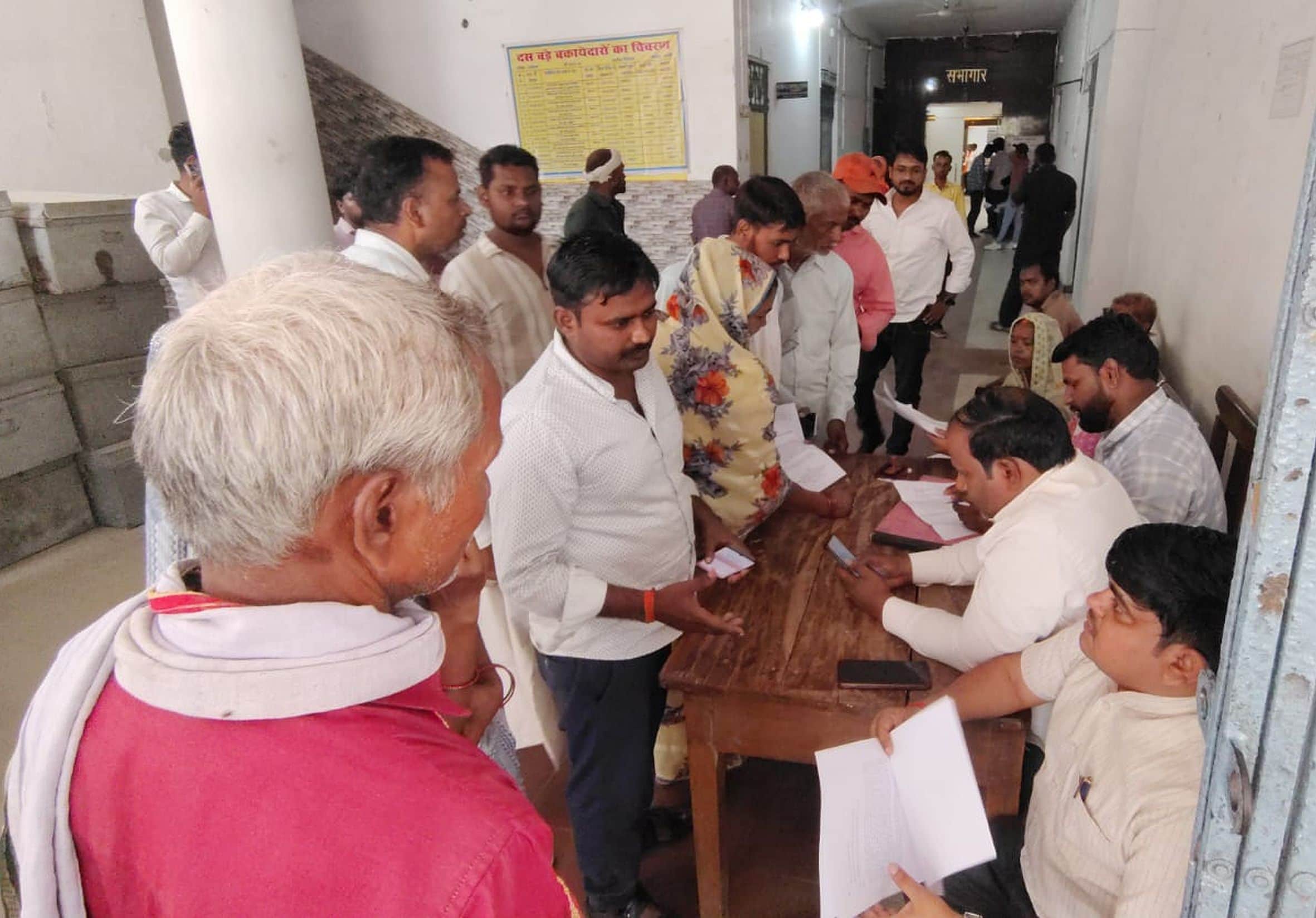 . गौरीगंज तहसील में आयोजित समाधान दिवस पर मौजूद फरियादी। -संवाद