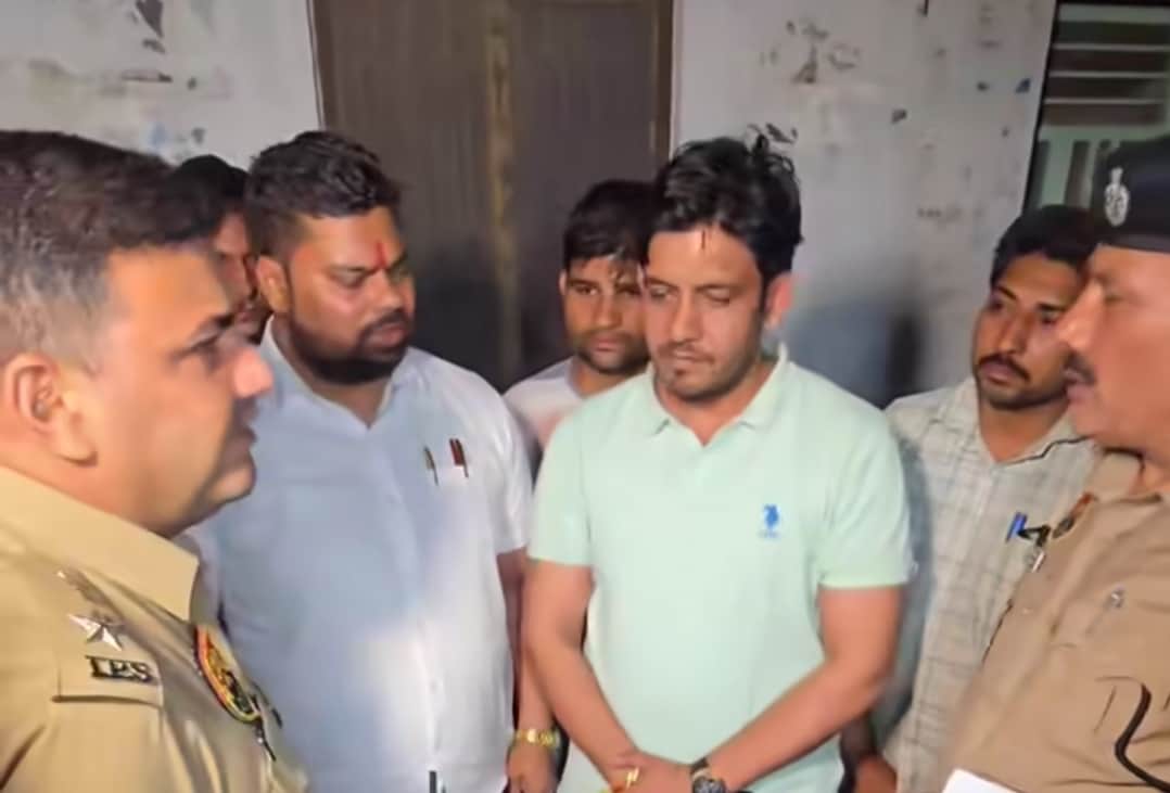 ग्रामीण व परिवार के सदस्यों से बात करते एसपी नरेंद्र बिजारणिया संवाद
