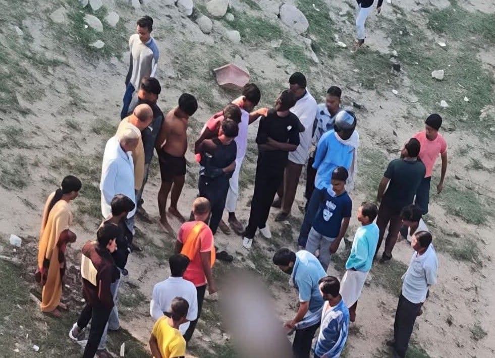 Young Woman Jumps into Garra River; People Washing Clothes Rescue Her