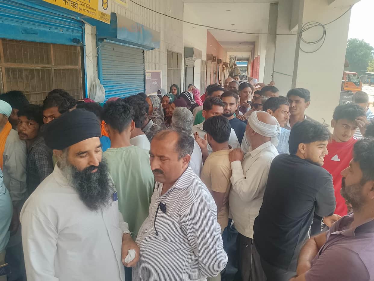 Queues for cylinders in Tarawadi from 5 am