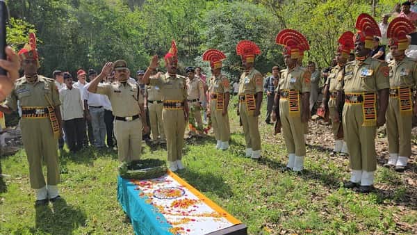 गांव झडयार में  बीएसएफ के जवानएएसआई  प्रकाश चंद ठाकुर को अंतिम संस्कार के दौरान सलामी देते बीएस