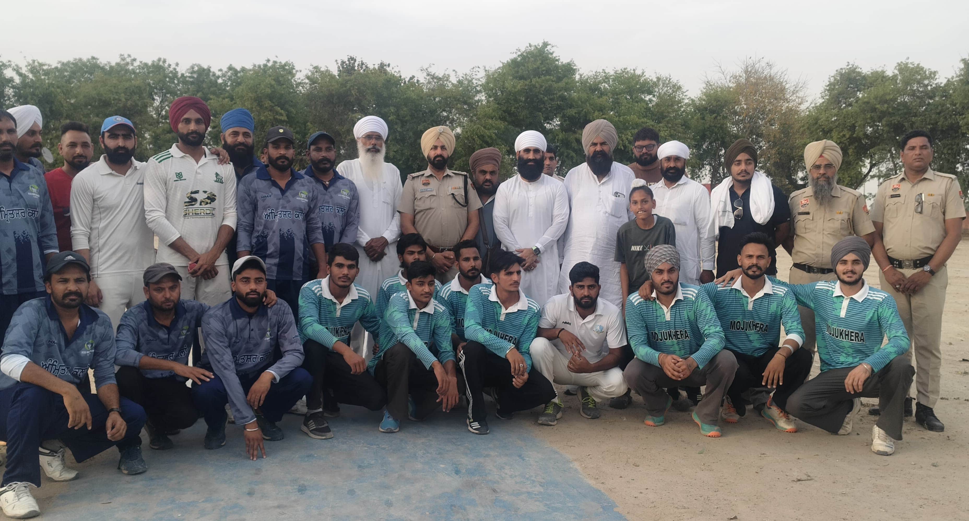 गांव मिर्जापुर स्थित खेल स्टेडियम में खिलाड़ी पुलिस टीम व ग्रामीणों के साथ। पुलिस