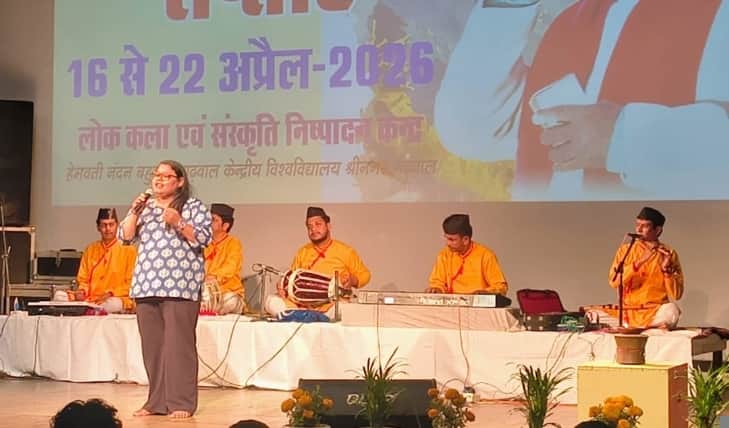 गढ़वाल विवि में आयोजित नरेंद्र संगीत सप्ताह में प्रस्तुति देती प्रतिभागी ---विवि