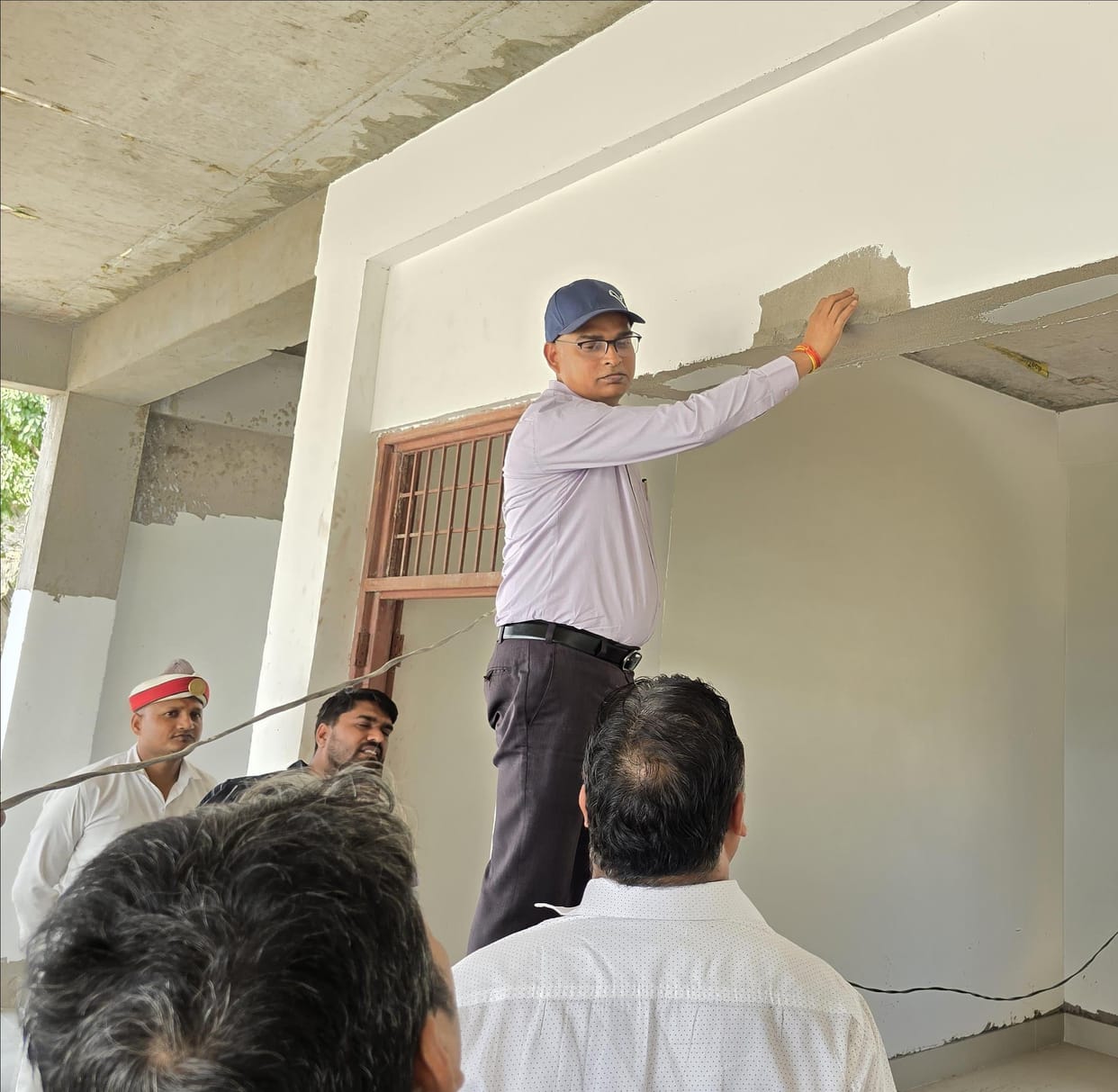 A piece came out from the wall of the bus station after hitting the hand, instructions for reconstruction