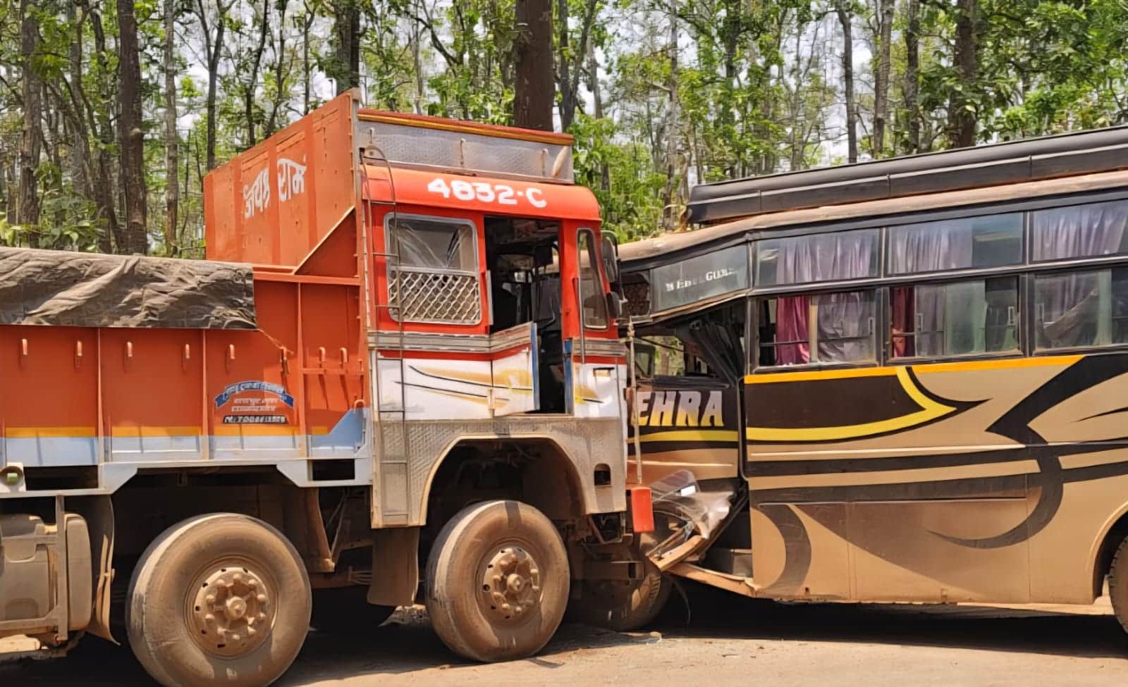 घटनास्थल में मौजूद वाहन