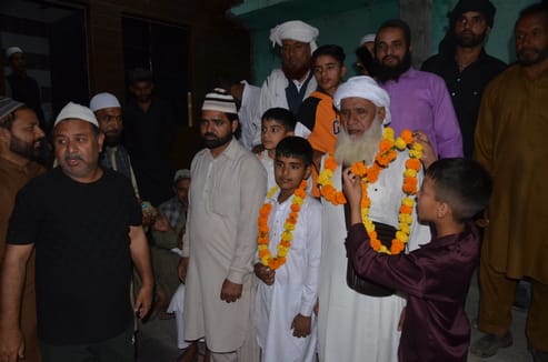 हज के अपनों को विदा करते हुए मुस्लिम समुदाय के लोगसंवाद