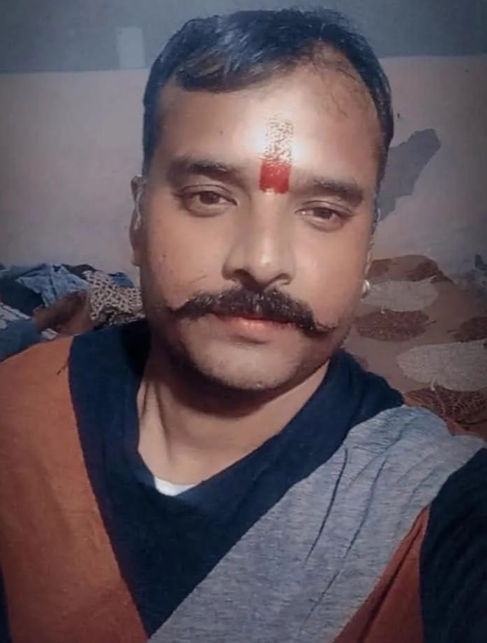 A young man died of electric shock while plucking drumsticks.
