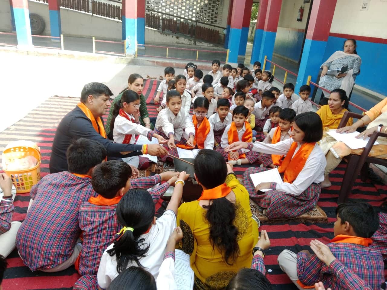 हवन में आहुति दालते विद्यार्थी। संस्थान