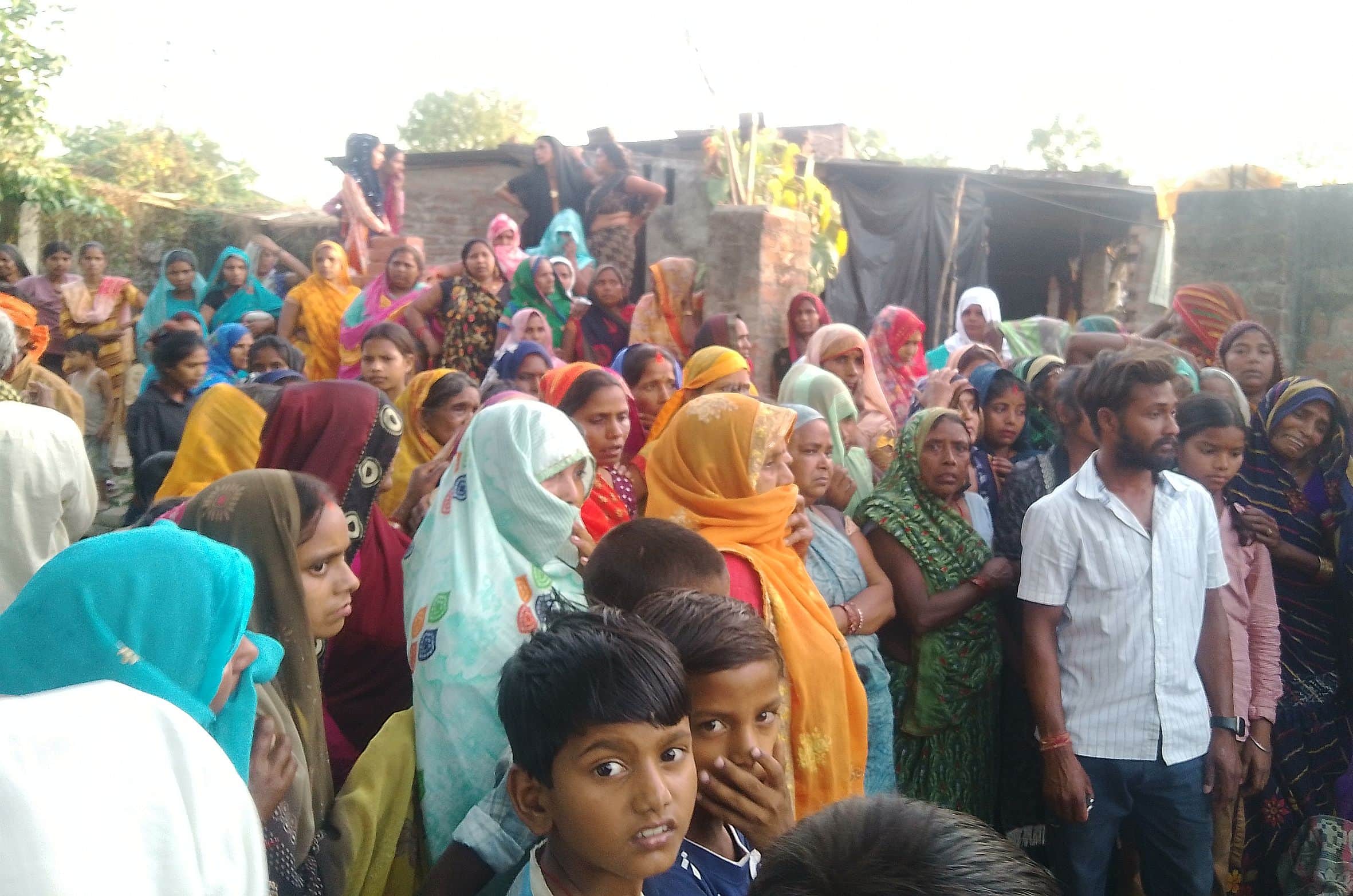 जगदीशपुर के उरवा गांव में रीता व बच्चे का शव आने के बाद मौजूद ग्रामीण। -संवाद