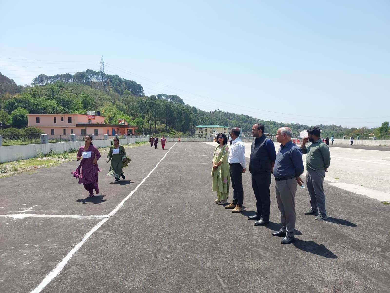 कंज्याण हेलीपैड मैदान में पशु मित्र भर्ती के दौरान दौड़ लगातीं महिला अभ्यर्थी। स्रोत : जागरूक प