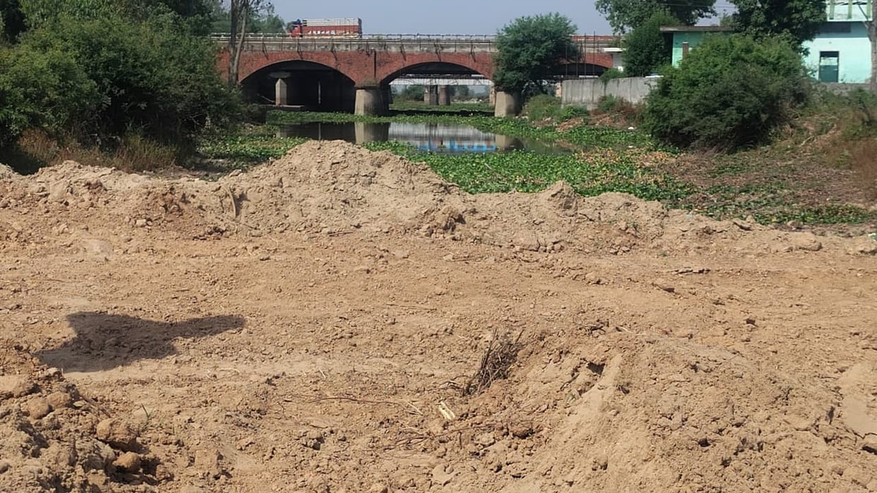 People are facing problems due to the blockage of the drain, complaint given to the Deputy Commissioner