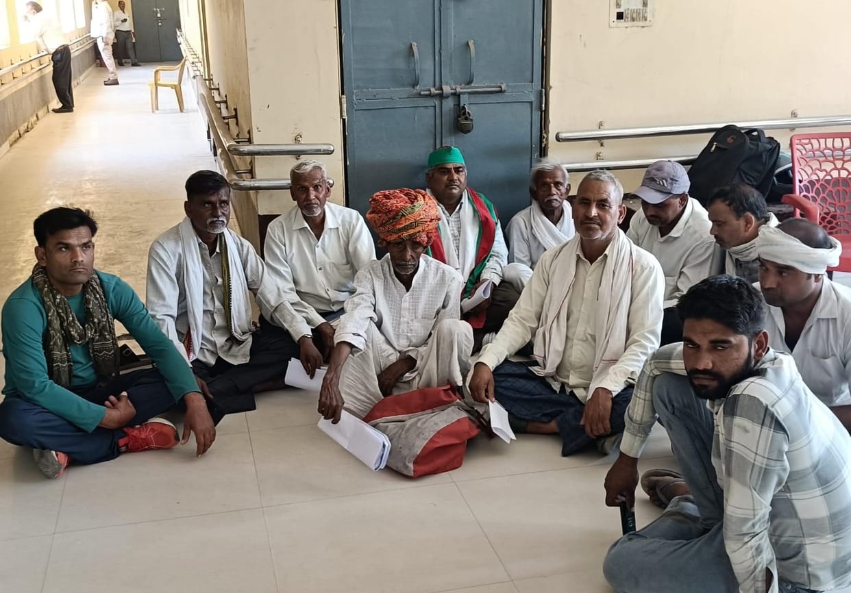 Farmers' anger flared up when officers did not arrive at the Tehsil Day.