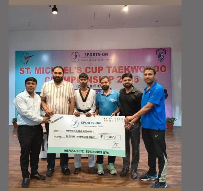 खिलाड़ी सौरव को सम्मानित करते आयोजक स्वयं