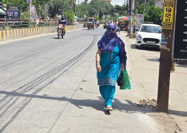 The roads were deserted in the afternoon due to the heat of the Sun.