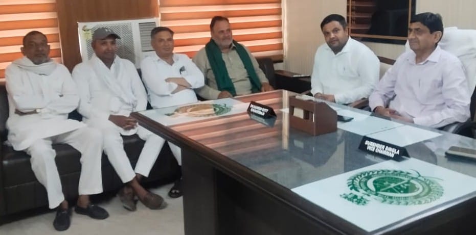 Market Committee Chairman met farmers and commission agents and took stock of the market.