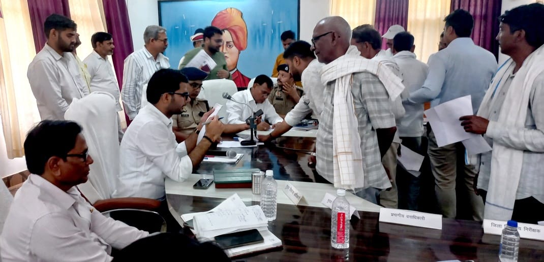 489 complaints were received on Tehsil Samadhan Diwas, but only 28 were resolved.489 complaints were received on Tehsil Samadhan Diwas, but only 28 were resolved.