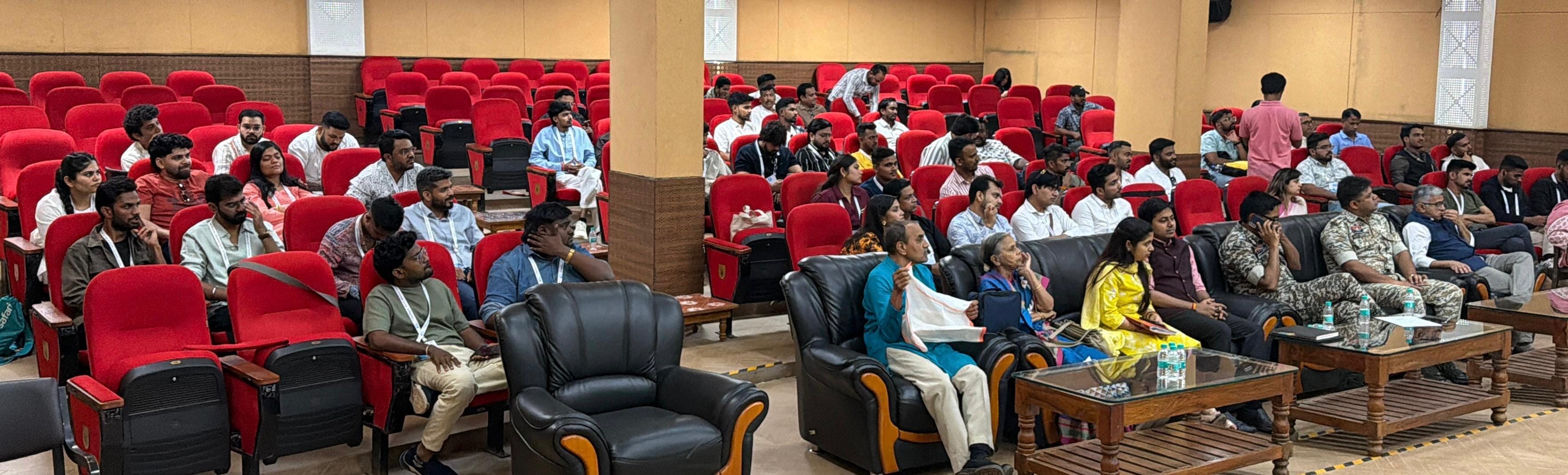जानकारी देते बस्तर रेंज आईजी