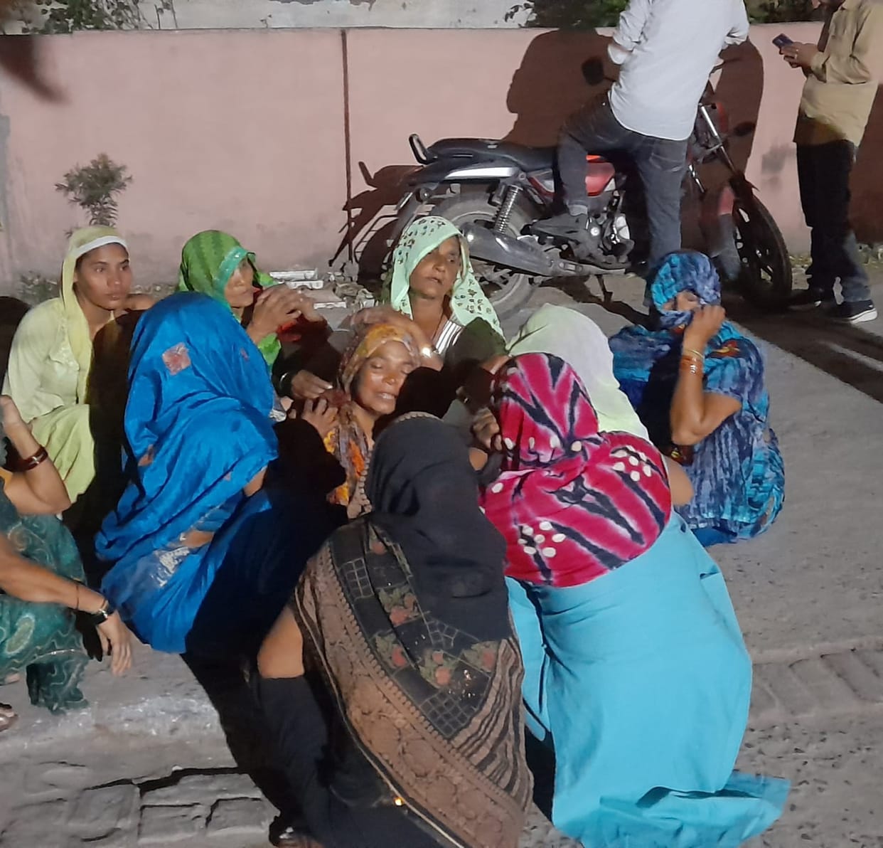 A worker died due to electric shock during construction work