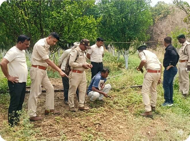 मौके पर मौजूद पुलिस